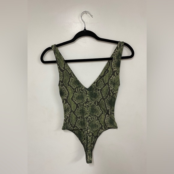 Aritzia Babaton Contour Bodysuit in Snake Print - Picture 2 of 3